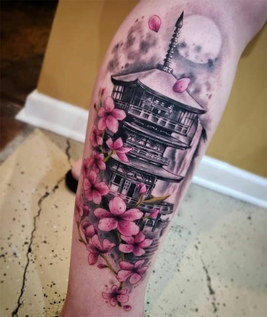 sakura tatuaż kwiat wiśni dolna noga ze świątynią