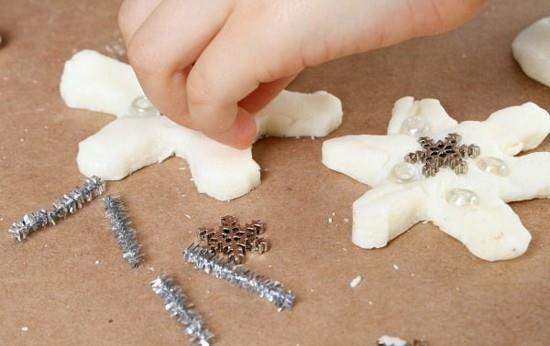 Faire des flocons de neige en pâte salée