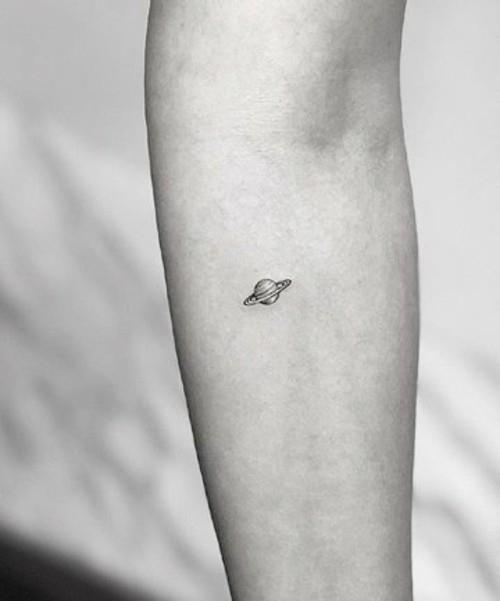 Saturne petits tatouages ​​hommes avant-bras