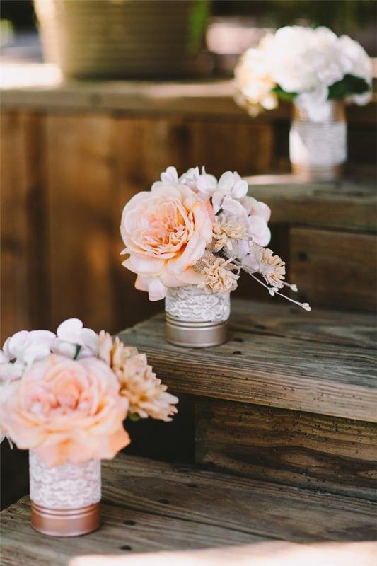 Ślubna dekoracja kwiatowa stodoły