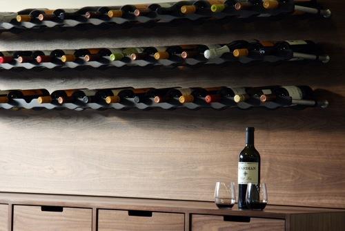 eleganckie stojaki i stojaki na wino wykonane z drewnianych butelek