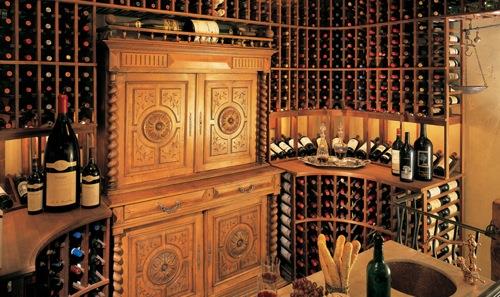 eleganckie stojaki i stojaki na wino wykonane z drewnianej piwnicy w stylu vintage