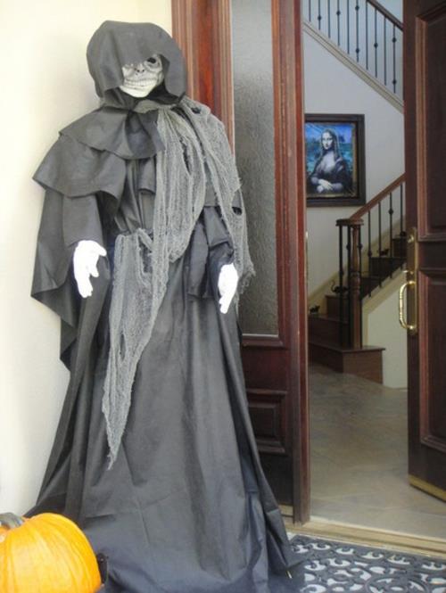 décoration d'halloween chic figure de mort effrayante à l'entrée