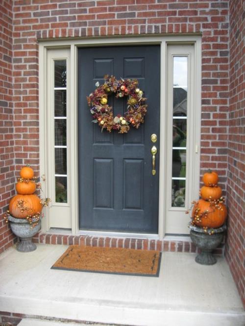 szykowna dekoracja halloweenowa dynie i wieniec na drzwi