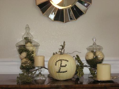 szykowna dekoracja halloweenowa mini dynie w słoikach