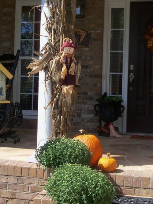 elegancka dekoracja halloweenowa ze strachem na wróble i słomą kukurydzianą