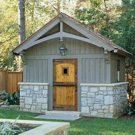 elegancki mały domek w ogrodzie drewno kamień jasnoszary dyskretny