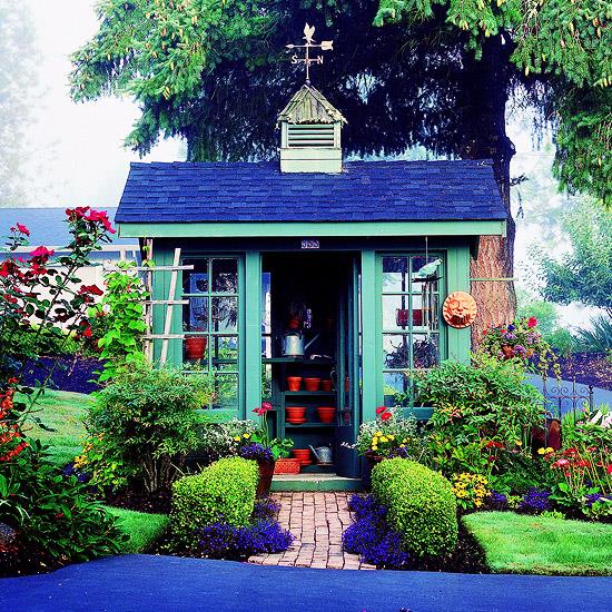 elegancki mały domek w ogrodzie drewno turkusowy granatowy świeży krzyk