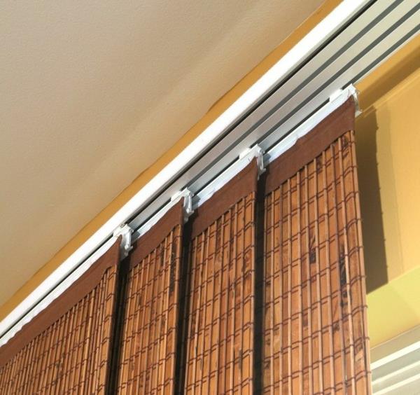 Les rideaux à panneaux faits de rails de jardin en bambou meublent les espaces de vie de manière moderne