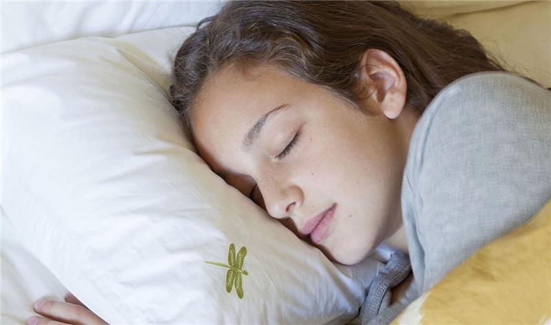 poduszka do spania kobieta śpi