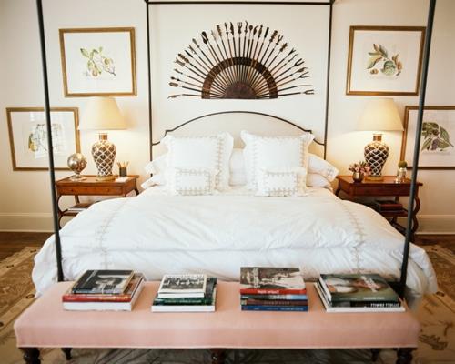 Tables de chevet et banc de lit antiques de chambre à coucher