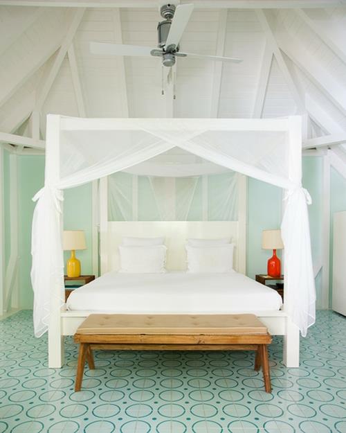 auvent de chambre fait de rideaux blancs transparents
