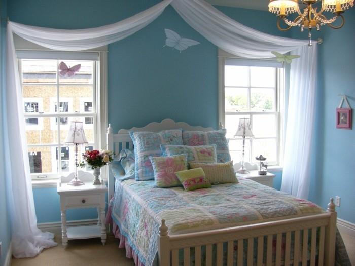 pomysły na wystrój sypialni jasnoniebieskie ściany projekt pokoju dziewczynki motyle