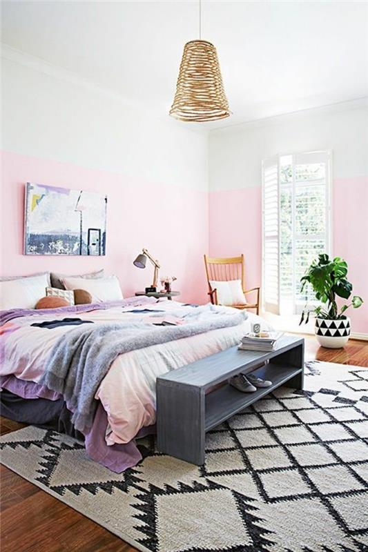 pomysły na wystrój sypialni jasnoróżowe ściany dywan roślina drewniana podłoga pastelowe kolory
