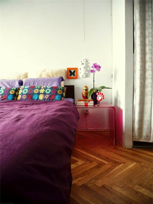 pomysły na wystrój sypialni fioletowa pościel kolorowe poszewki na podłogi drewno
