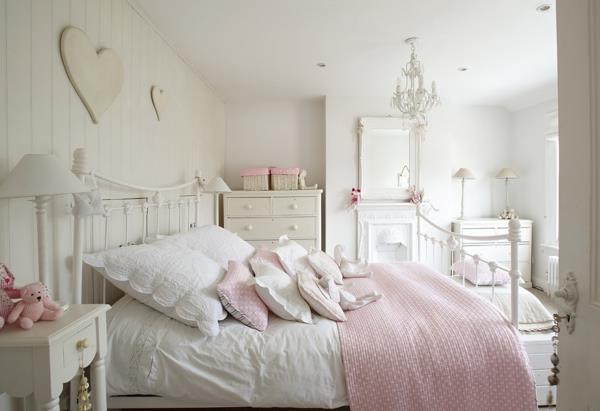 projekt sypialni w stylu shabby chic rzucaj poduszkami kobiecy wygląd