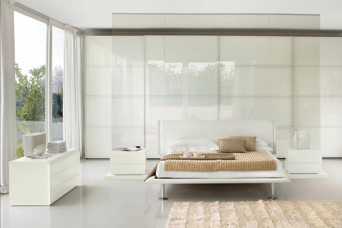 Wyposażenie sypialni w odcienie beżu, długie, przewiewne zasłony