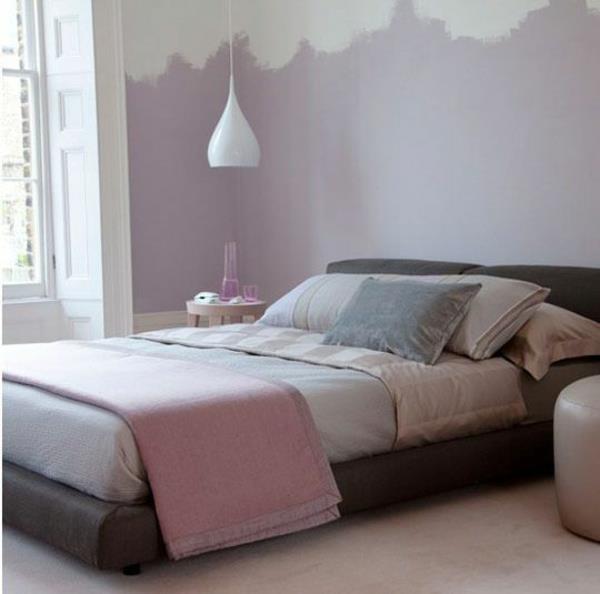 Idée de couleur de chambre à coucher rose foncé violet gris peinture murale couvre-lit literie