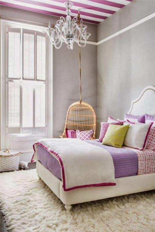 pomysły na kolor sypialni szary kolor ściany narzuta ciemnoróżowy fioletowy koc kolorowy wzór w paski