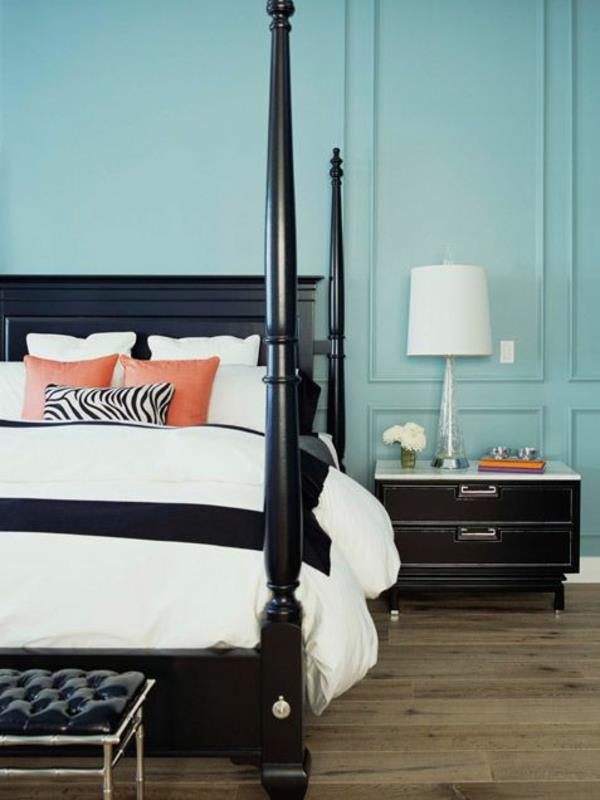 Pomysły na projekt sypialni niebieska ściana kolor łóżka słupek czarny