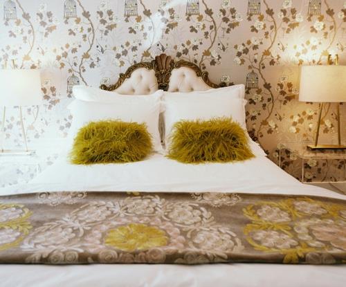 conception de chambre à coucher motifs floraux et oreillers en fourrure