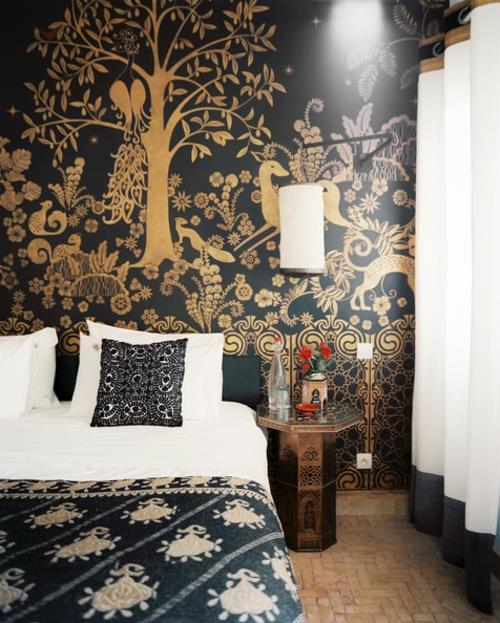 papier peint mural design de chambre avec des motifs de forêt dorée