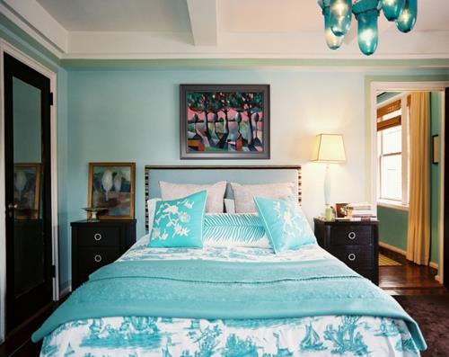 chambre en turquoise avec des photos
