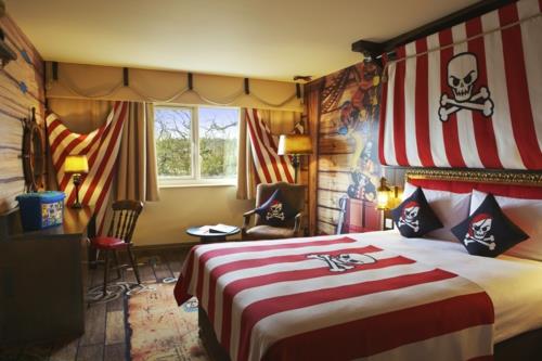 chambre enfants deux pirates idée rayures rouge blanc