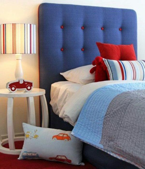 tête de lit de chambre tapissée de couleurs vives