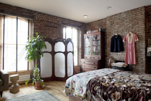 Murs de briques ouverts et moustiquaire de la chambre
