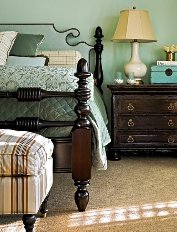 Couleur de mur de chambre à coucher vert menthe literie meubles antiques lit poteau en bois tapis