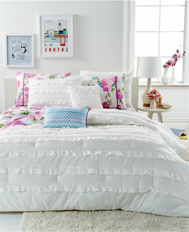 chambre à coucher linge de lit blanc coussins colorés décoration murale