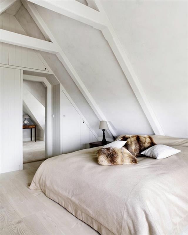 chambre à coucher plafond en pente blanc coussins revêtement de sol aspect bois