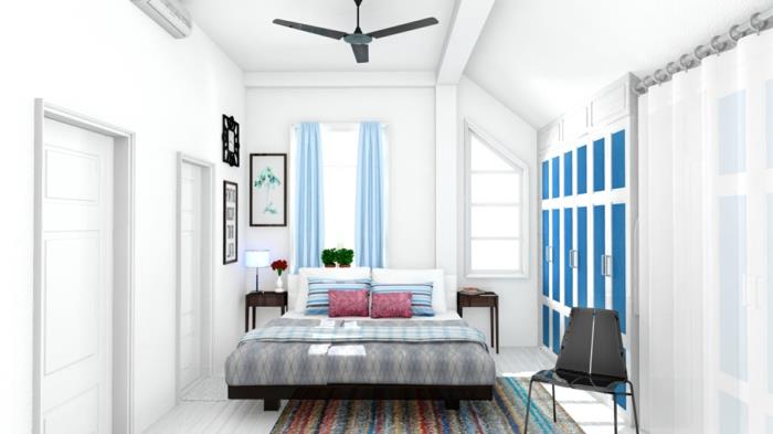Chambre à coucher chemin de tapis de couleur blanche rideaux bleus