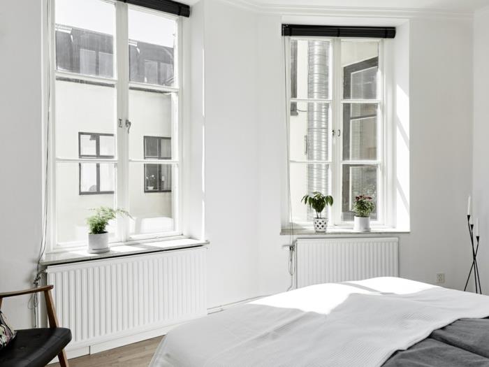 Rebord de fenêtre blanc de chambre à coucher décorer le plancher en bois de plantes