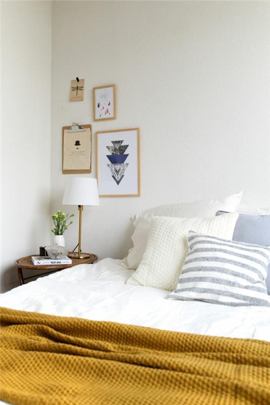 chambre à coucher blanc jaune plafond décoration murale coussins