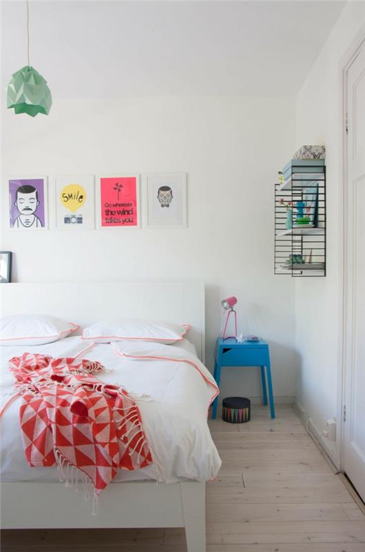 chambre à coucher plancher en bois minimaliste blanc accents colorés