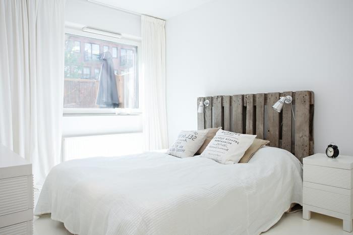 Chambre à coucher tête de lit en bois rustique blanc rideaux blancs