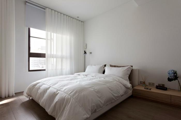 chambre à coucher blanc design simple plancher en bois rideaux blancs