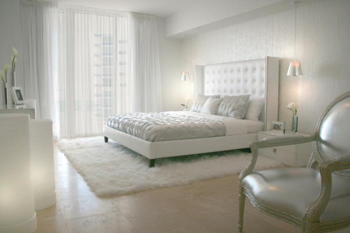 chambre à coucher tapis blanc carrelage rideaux aérés