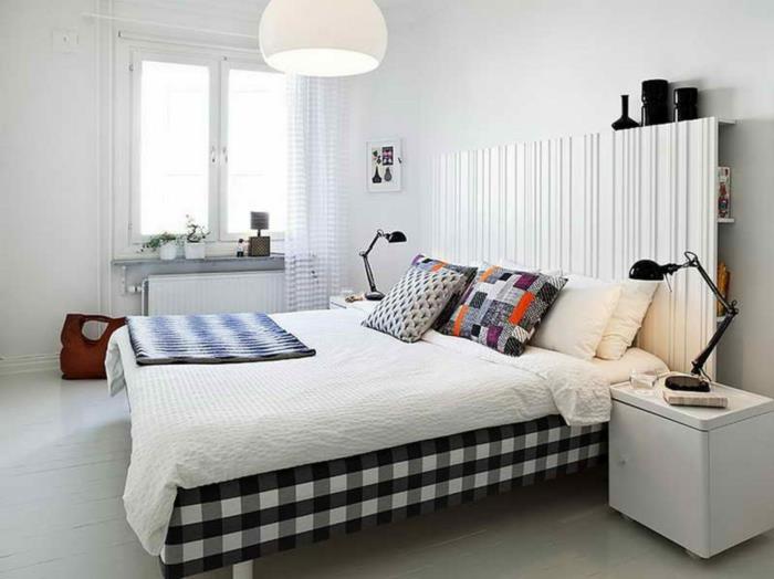 conception de mur blanc de chambre à coucher coussins accents décoration de rebord de fenêtre