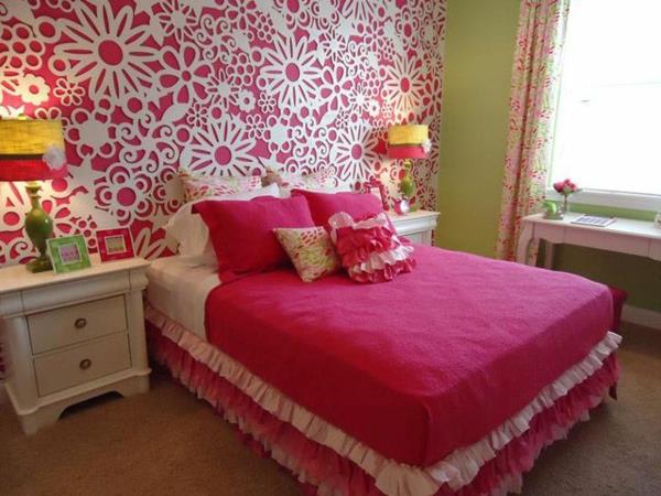projekt ściany sypialni różowy i biały
