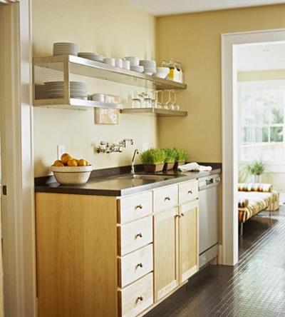 wąskie kompaktowe drzwi kuchenne drewno lekki sprzęt kuchenny,