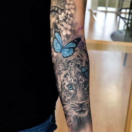 idées de tatouage à manches léopard papillon