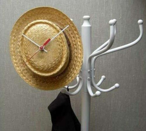 ładne pomysły na dekorację z czapkami elegancki stojak ze słomy