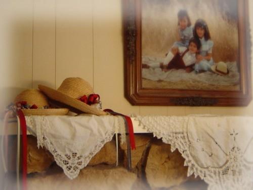 kobiece pomysły na dekorację z kapeluszami słomkowy styl retro vintage