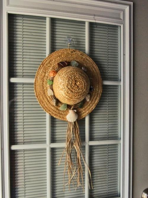 piękne pomysły na dekorację z kapeluszami ze słomy na wieniec na drzwi