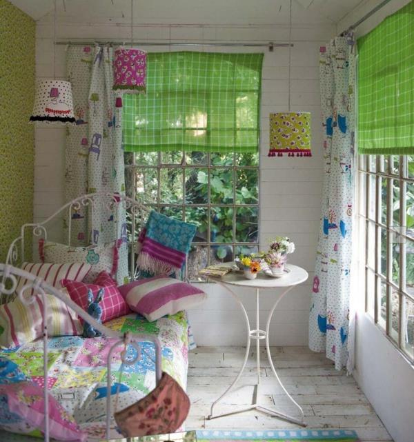 belles idées de déco chambre à coucher literie colorée rideaux papier peint