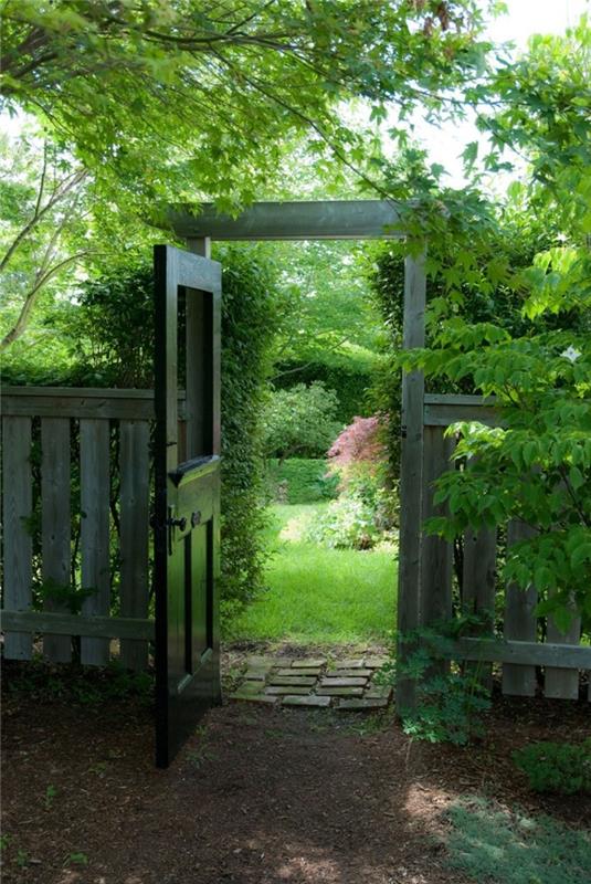 piękne pomysły na ogród ciemne ogrodzenie ogrodu wykonane z palet