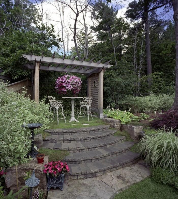 piękny ogród ogrodowy z pergolowymi schodami ogrodowymi